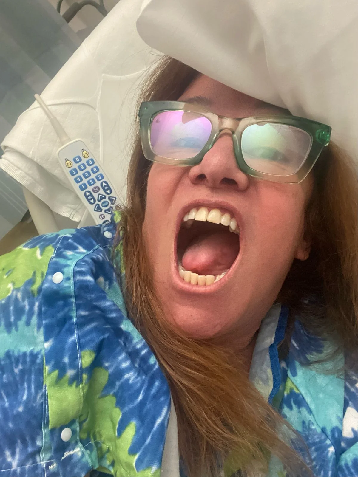 Apenas cinco dias após revelar aos fãs que estava tratando um câncer cerebral agressivo, Jennifer Finch, baixista da banda L7, morreu aos 59 anos nesse sábado (18/7) Apenas cinco dias após revelar aos fãs que estava tratando um câncer cerebral agressivo, Jennifer Finch, baixista da banda L7, morreu aos 59 anos nesse sábado (18/7)