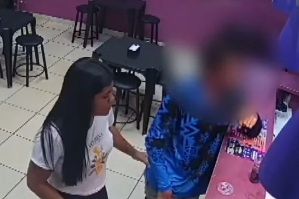 Imagem colorida mostra casal em comércio de açaí. Homem acabou envenenado pela jovem - Metrópoles