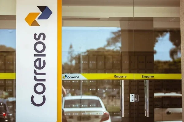 imagem colorida da fachada dos correios