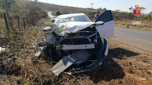 Colisão entre três veículos deixa uma pessoa morta na DF-495