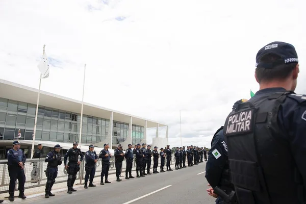 Imagem colorida mostra militares marchando em frente ao Palácio do Planalto / Metrópoles