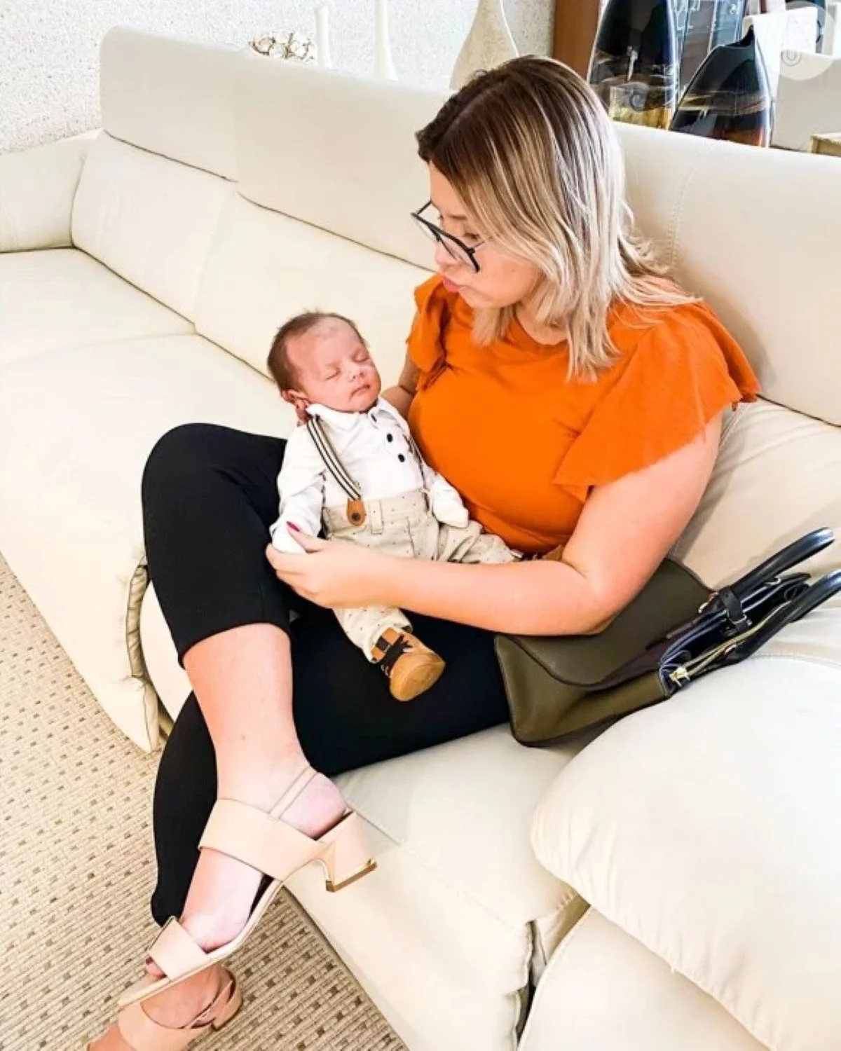 Em maio de 2019, Marília assumiu estar em um relacionamento com o músico Murilo Huff. Em junho, confirmou a gravidez, dando à luz ao seu primeiro filho, Léo Dias Mendonça Huff, nascido prematuro de oito meses em 16 de dezembro de 2019, em Goiânia. Em maio de 2019, Marília assumiu estar em um relacionamento com o músico Murilo Huff. Em junho, confirmou a gravidez, dando à luz ao seu primeiro filho, Léo Dias Mendonça Huff, nascido prematuro de oito meses em 16 de dezembro de 2019, em Goiânia.