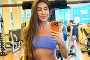 Jaque Khury faz selfie na academia