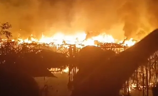 Imagem colorida de incêndio em comunidade de Santos