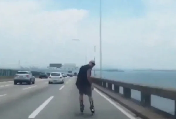 Imagem colorida de Patinador na ponte Rio-Niteroi
