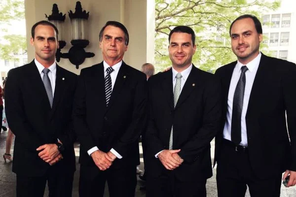 Bolsonaro e filhos se calam sobre pedido de prisão de Allan dos Santos