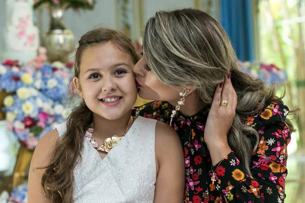 Letícia Rossi celebra 10 anos com festa inspirada em Paris