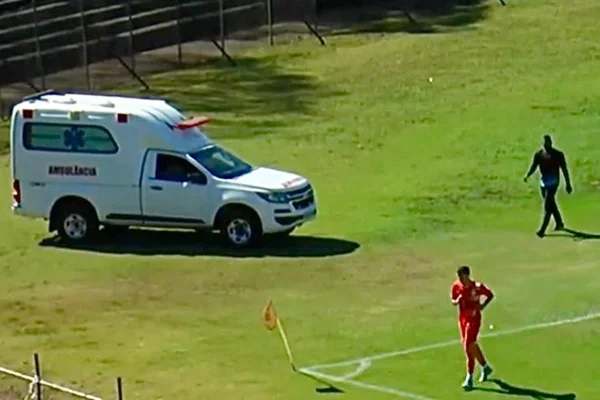 Print de uma transmissão de um jogo da base do Campeonato Candango - Metrópoles