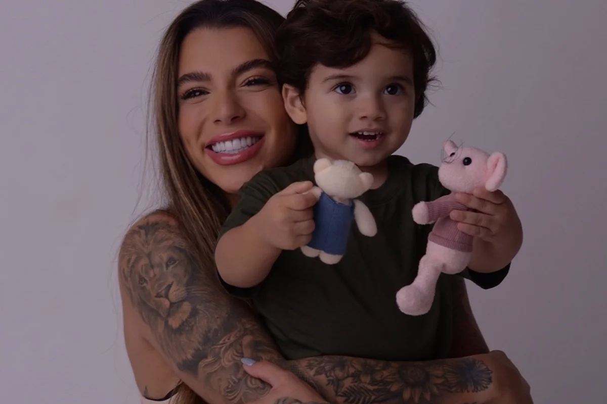 Petra Mattar posa abraçada ao filho, Makai, de 3 anos Petra Mattar posa abraçada ao filho, Makai, de 3 anos