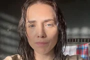 Leticia Colin posa nos bastidores de uma gravação Leticia Colin posa nos bastidores de uma gravação