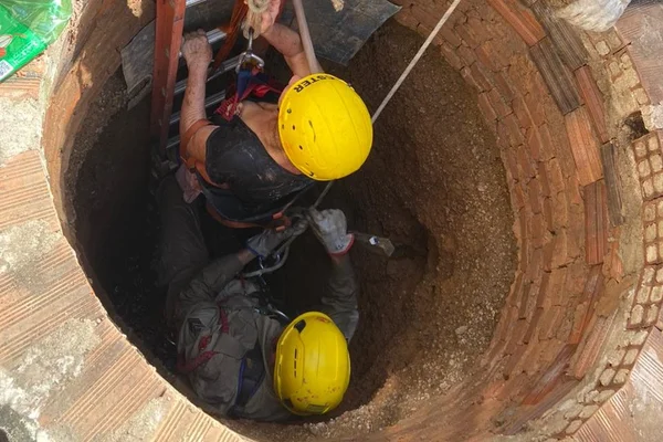 Imagem colorida de resgate de idosa que caiu em cisterna em Aparecida de Goiânia - Metrópoles