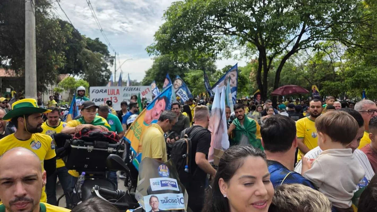 Tarcísio e Flávio Bolsonaro se unem em motocarreata no interior de SP - imagem 1 Tarcísio e Flávio Bolsonaro se unem em motocarreata no interior de SP - imagem 1