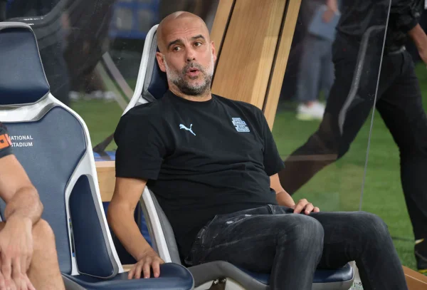 Imagem colorida de Pep Guardiola sentado - Metrópoles