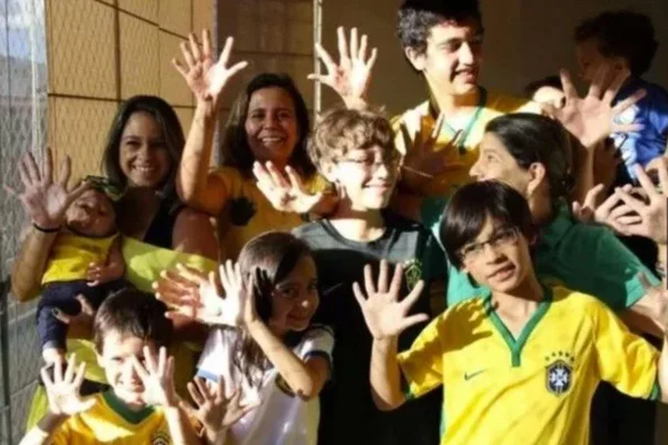 “Família do Hexa”: parentes com 6 dedos nas mãos torcem pelo título