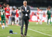 Hernán Crespo, em coletiva, classificou a arbitragem do confronto como escandalosa
