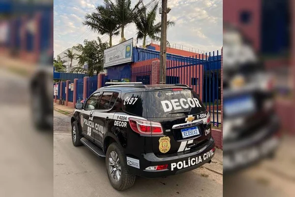 Vitura da PCDF em frente a escola pública no Recanto das Emas
