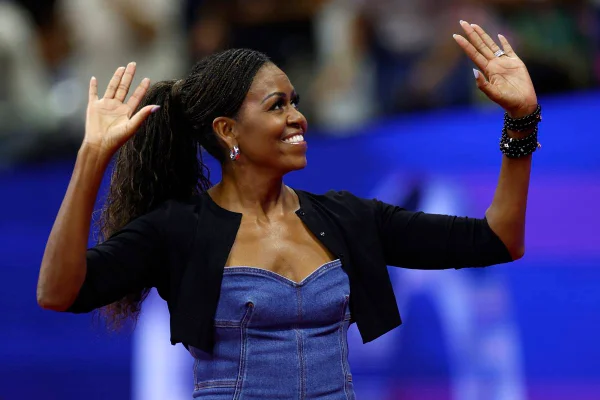 Imagem colorida mostra a ex-primeira-dama dos EUA Michelle Obama - Metrópoles