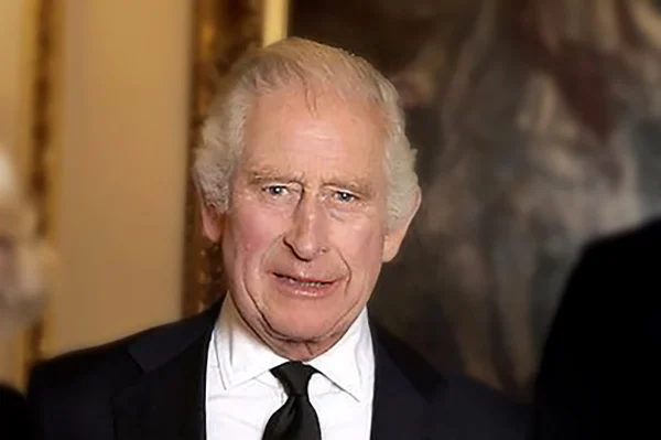 Sorridente, Charles III posa para primeira foto oficial com a família