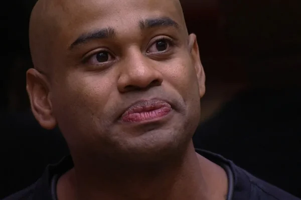A Fazenda 15: Aos prantos, Cezar Black é consolado por Shay
