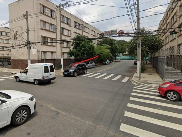 Imagem mostra carros em cruzamento - Metrópoles