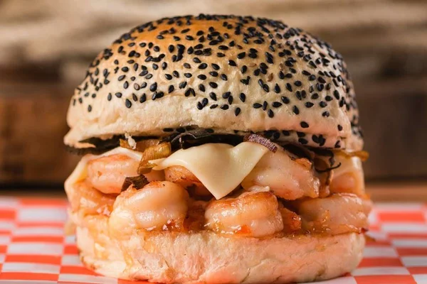 Camarão Burguer vende hambúrguer pela metade do preço