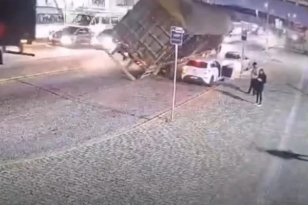 Amigos saem ilesos após caminhão tombar e esmagar 2 carros na Grande SP