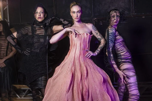 Na imagem com, foto do bascktage Dragão Fashion Brasil 2025 - metrópoles