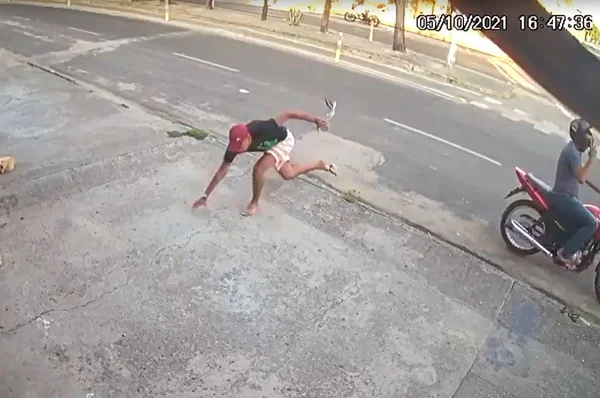 Homem desiste de assalto após tropeçar e ser mordido por cachorro