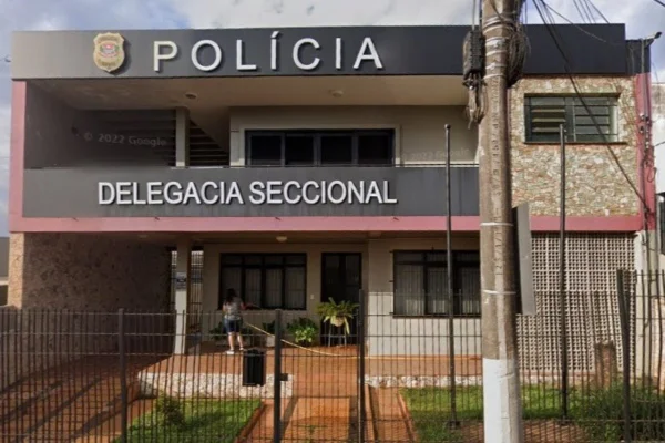 Imagem colorida de fachada de delegacia de Assis, que apura morte de jovem por PMs - Metrópoles