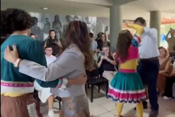 A primeira-dama Janja e o ministro Camila Santana dançam em eventos