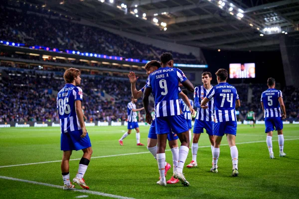 Imagem colorida de jogadores do Porto - Metrópoles