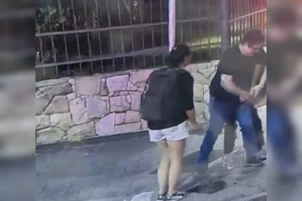 Imagem colorida de advogado reagindo a roubo com uma mulher do lado. Metrópoles