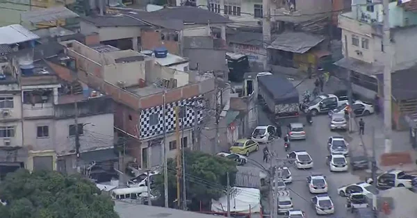 Policiais fazem operação para retomar controle do Jacarezinho