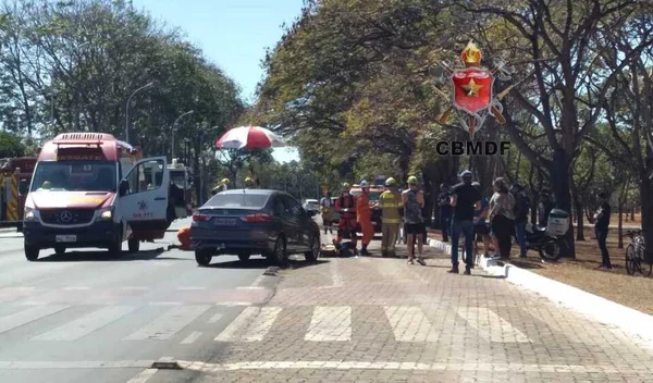 Homem recebe socorro dos bombeiros no Parque da Cidade