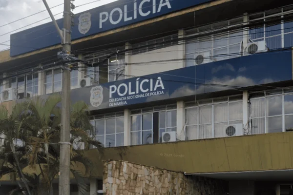 Imagem colorida da fachada da delegacia seccional de Marília onde foi registrado o caso do homem vítima de estelionato - Metrópoles