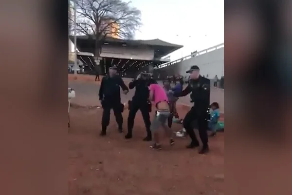 Vídeo mostra PMs agredindo ambulante no centro de Brasília
