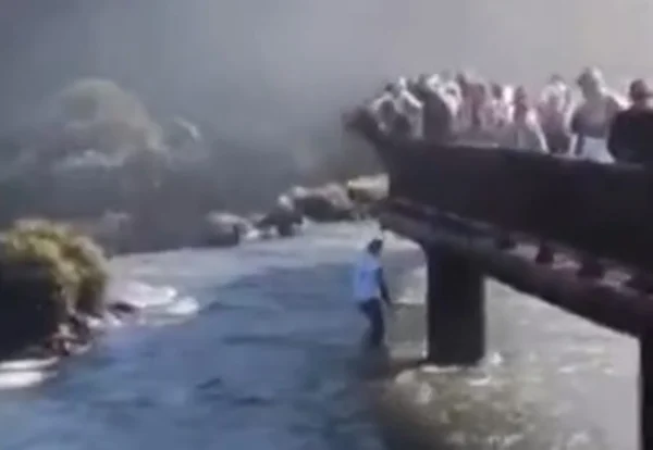 Imagem colorida de turista em Foz do Iguaçu