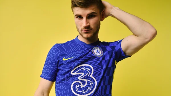 Chelsea lança camisa inspirada nos anos 60 ao som de clássico do rock