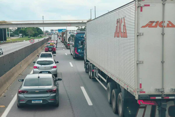 Trânsito na volta de Aparecida para São Paulo capital