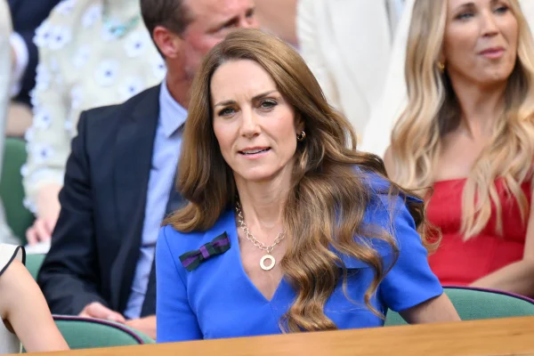 Foto colorida de mulher com o cabelo no ombro. Ela está com roupa azul - Metrópoles