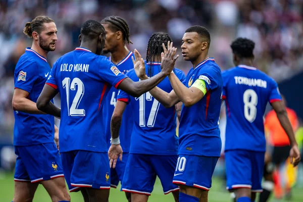 Foto colorida da seleção francesa, comemorando gol contra a Alemanha na Nations League - Metrópoles