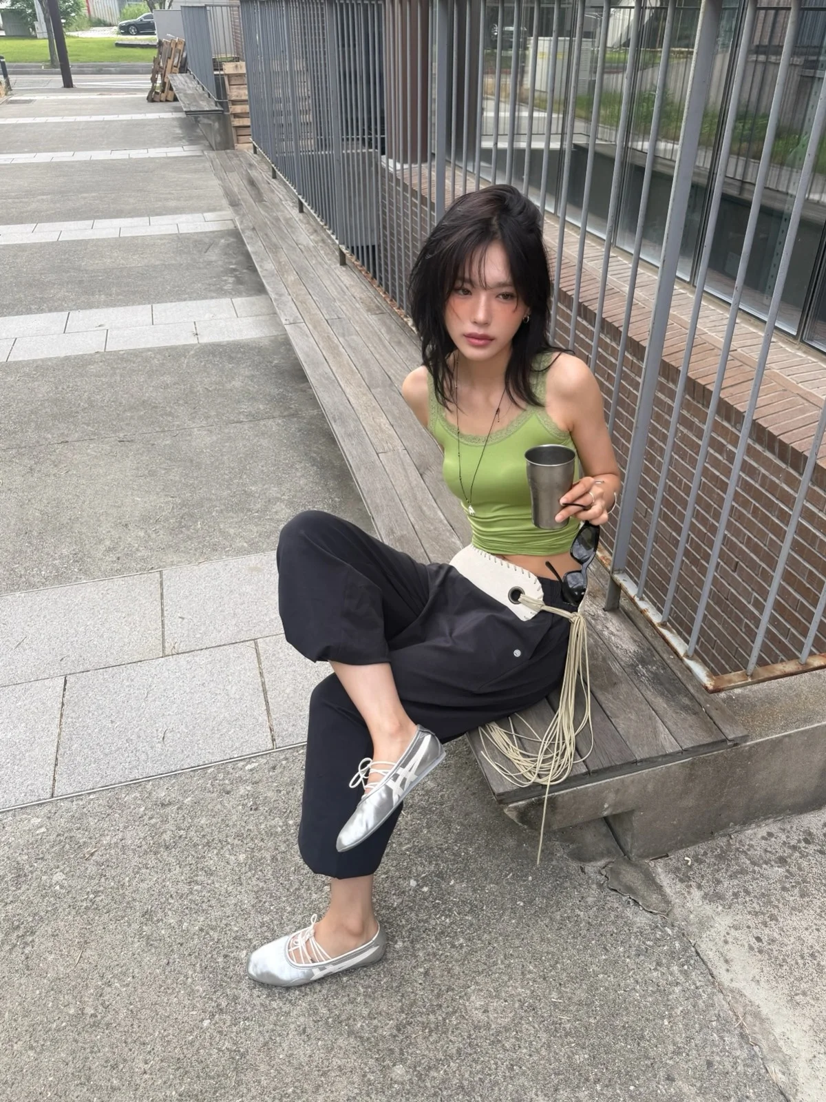Usado com peças como as calças capri folgadas, o calçado reforça a proposta esportiva do look Usado com peças como as calças capri folgadas, o calçado reforça a proposta esportiva do look