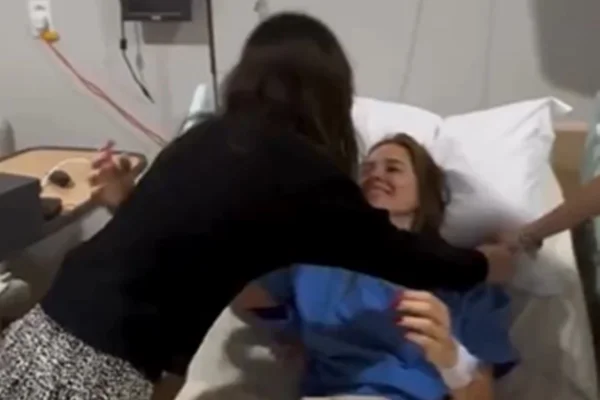 Vídeo: Vera Viel reencontra filhas após retirada de tumor na coxa