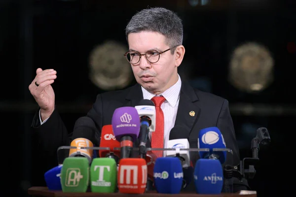 imagem colorida mostra senador randolfe rodrigues - Metrópoles