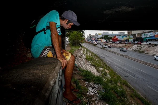 Esquecidos pelo poder público, moradores de rua se espalham pelo DF
