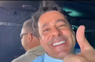 Anderson Ferreira, candidato do PL ao governo de Pernambuco, faz sinal de positivo dentro de helicóptero da FAB