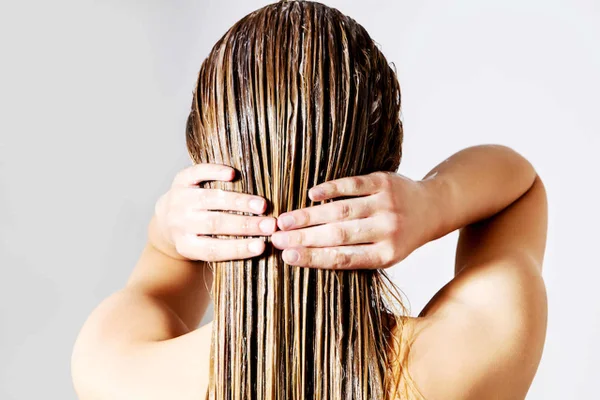 Barato e bom para pele, unhas e cabelos: conheça o óleo de rícino