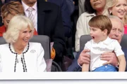 No colo do príncipe Charles, Louis conversa com Camilla Parker No colo do príncipe Charles, Louis conversa com Camilla Parker