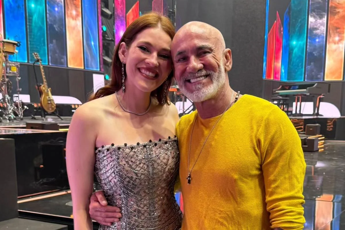 Ayrton Lima, pai de Ana Clara, sorrindo em frente às câmeras, mostrando seu novo ambiente de trabalho como analista de sistemas Ayrton Lima, pai de Ana Clara, sorrindo em frente às câmeras, mostrando seu novo ambiente de trabalho como analista de sistemas