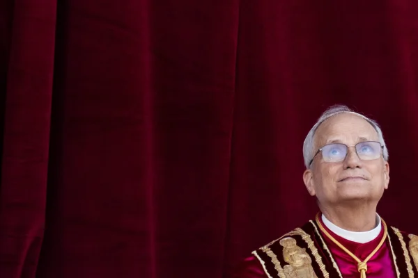 Recém-eleito Papa Leão XIV, o americano Robert Prevost, aparece na sacada da Basílica de São Pedro, no Vaticano papa - Metrópoles 12